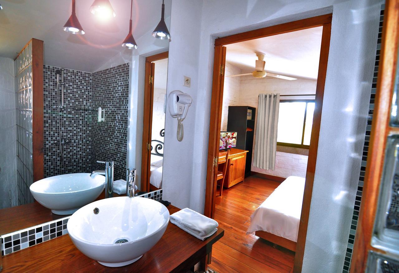 Rova Hotel Антананариву Экстерьер фото